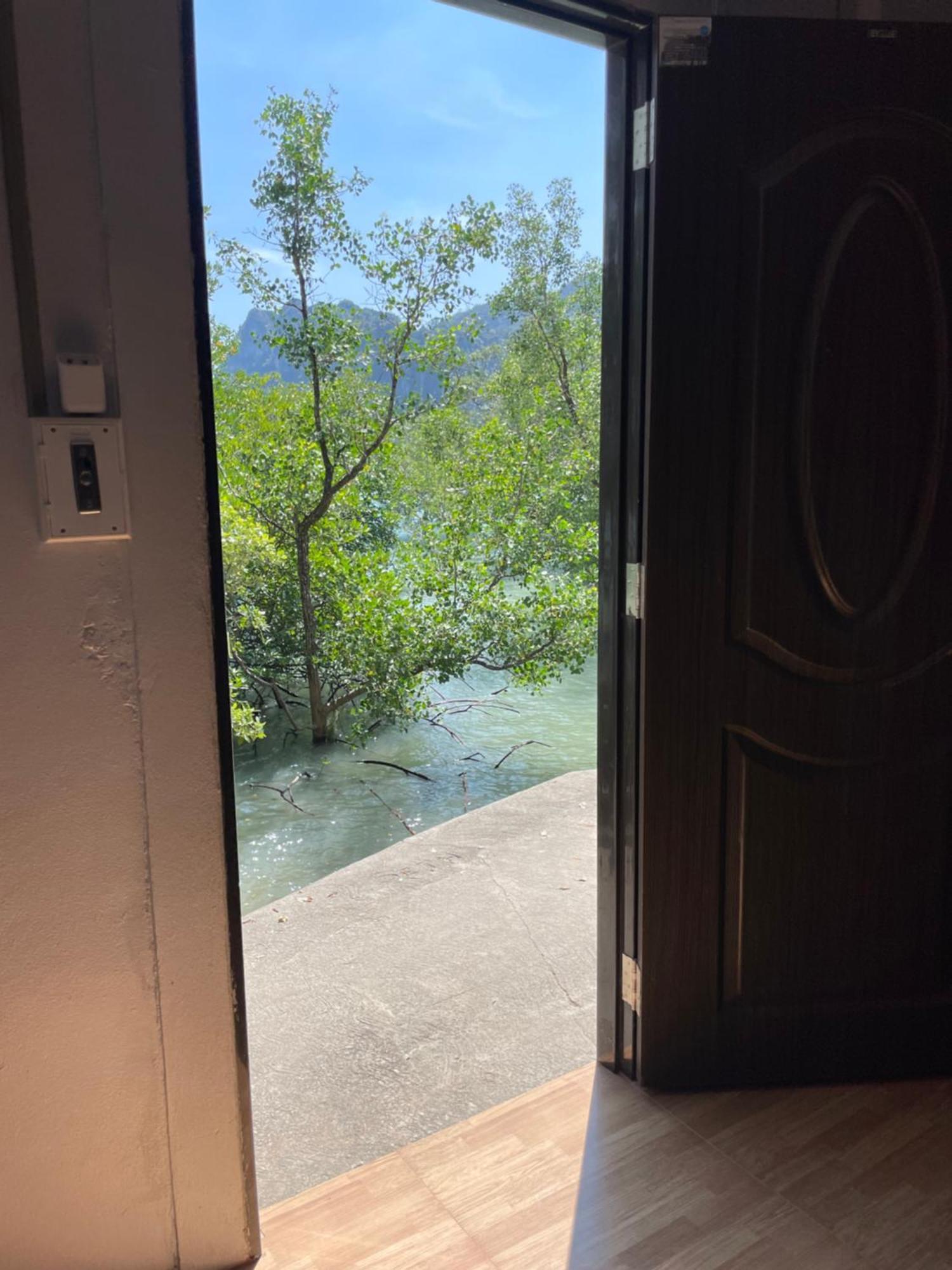 Social Quarters Blanco - Youth Hostel 18 To 35 Only 莱利海滩 外观 照片