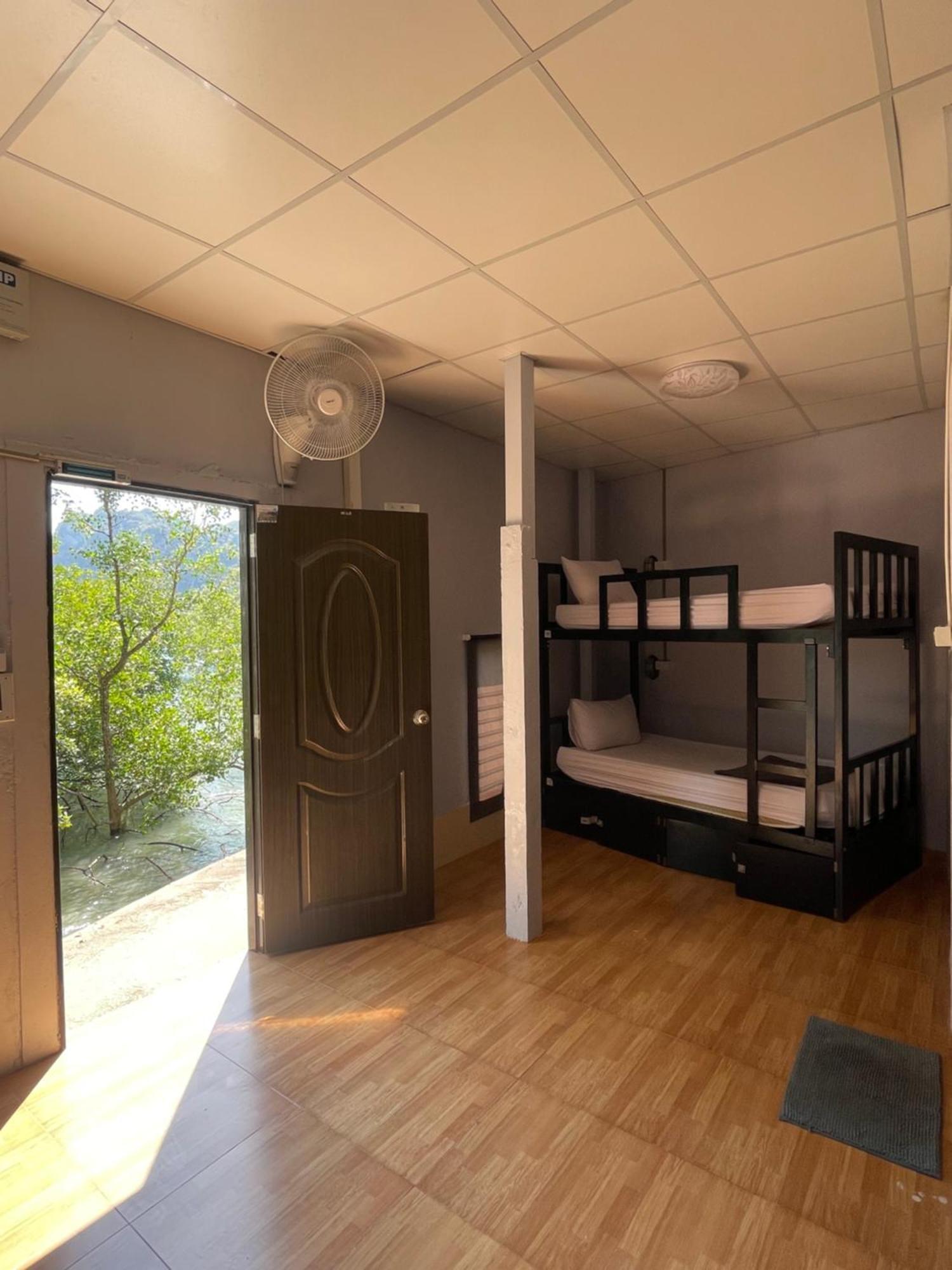 Social Quarters Blanco - Youth Hostel 18 To 35 Only 莱利海滩 外观 照片