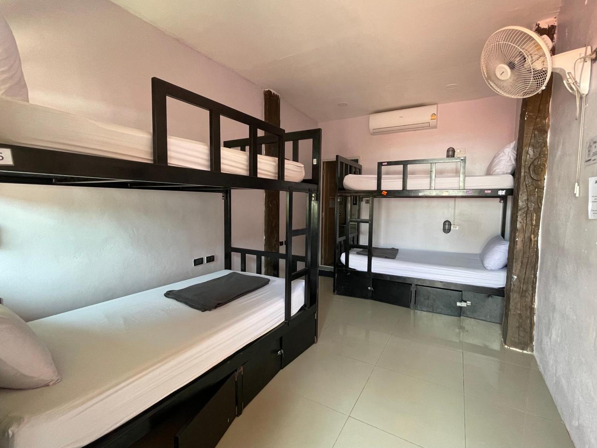 Social Quarters Blanco - Youth Hostel 18 To 35 Only 莱利海滩 外观 照片