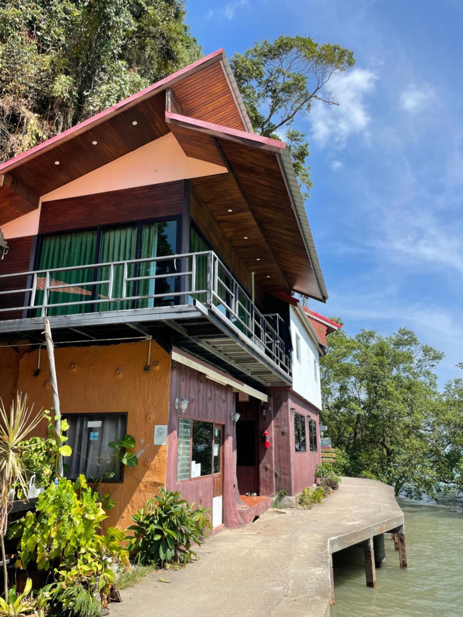 Social Quarters Blanco - Youth Hostel 18 To 35 Only 莱利海滩 外观 照片