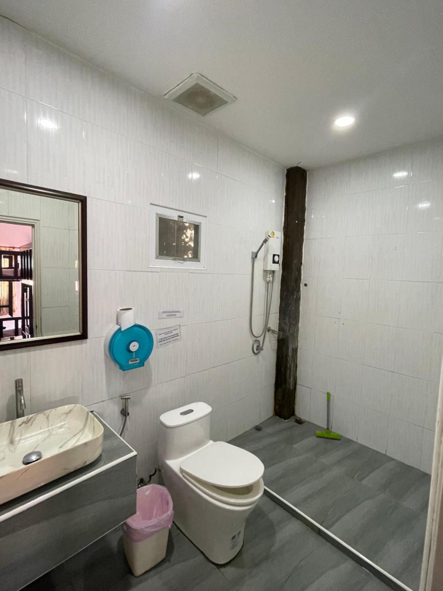 Social Quarters Blanco - Youth Hostel 18 To 35 Only 莱利海滩 外观 照片
