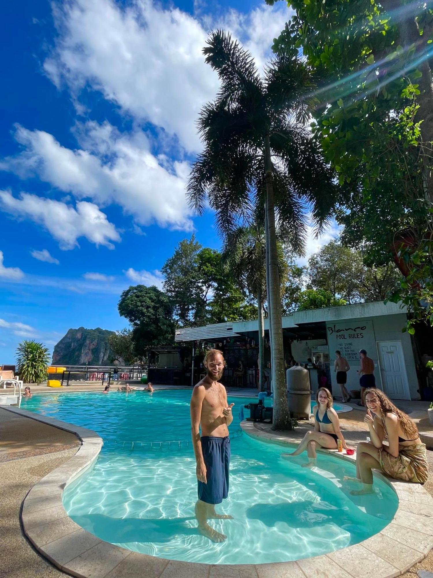 Social Quarters Blanco - Youth Hostel 18 To 35 Only 莱利海滩 外观 照片